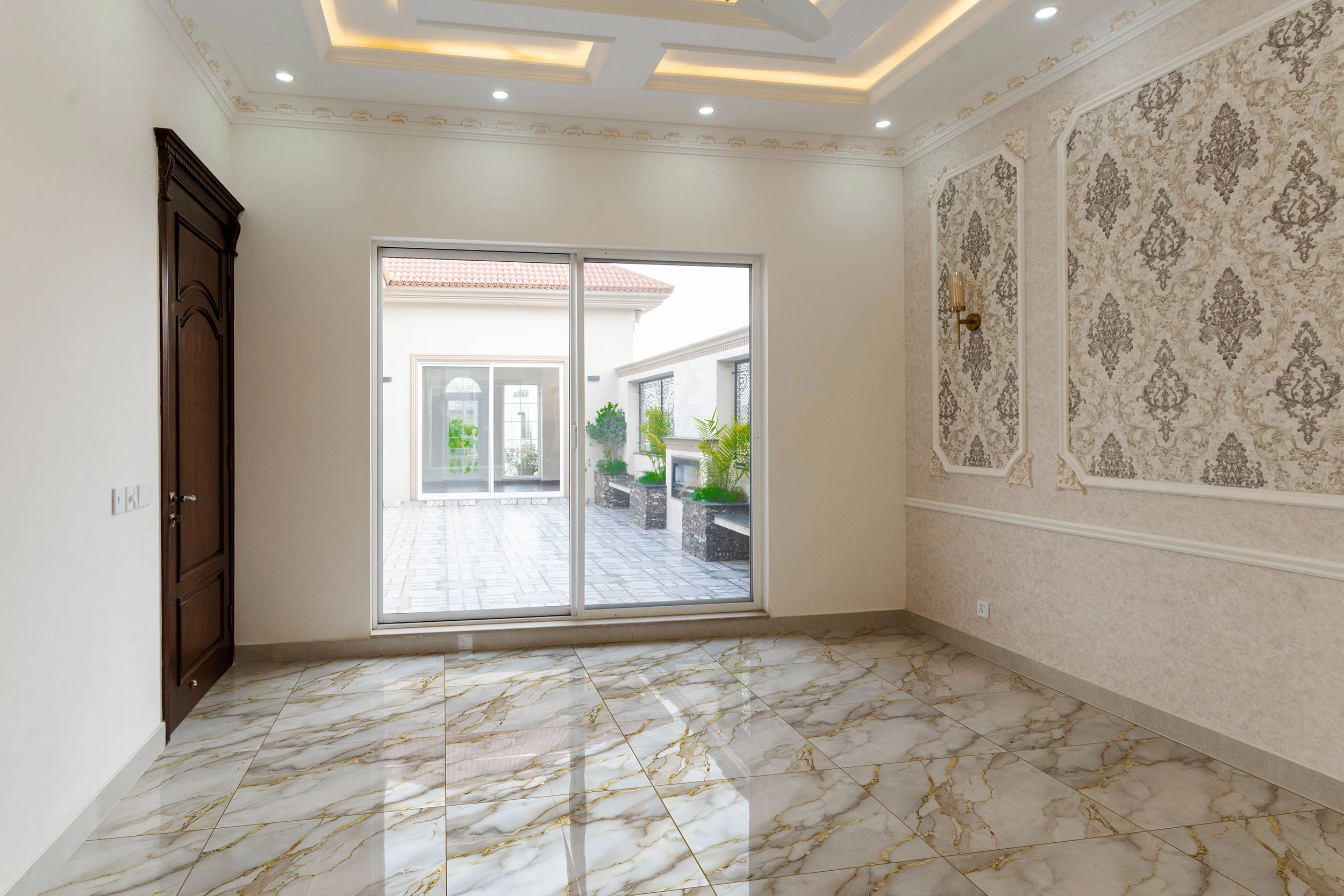 Entrada luminosa con ventana corrediza y un piso de cerámica mármol Lucea