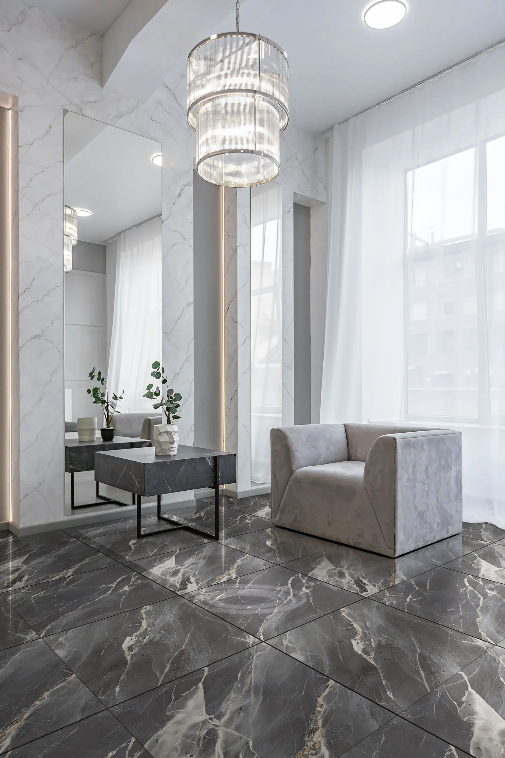CERÁMICA MÁRMOL NOBILE AMBIENTE Sala luminosa con ventanas grandes y cortinas blancas, sofá gris y un piso de cerámica mármol Nobile
