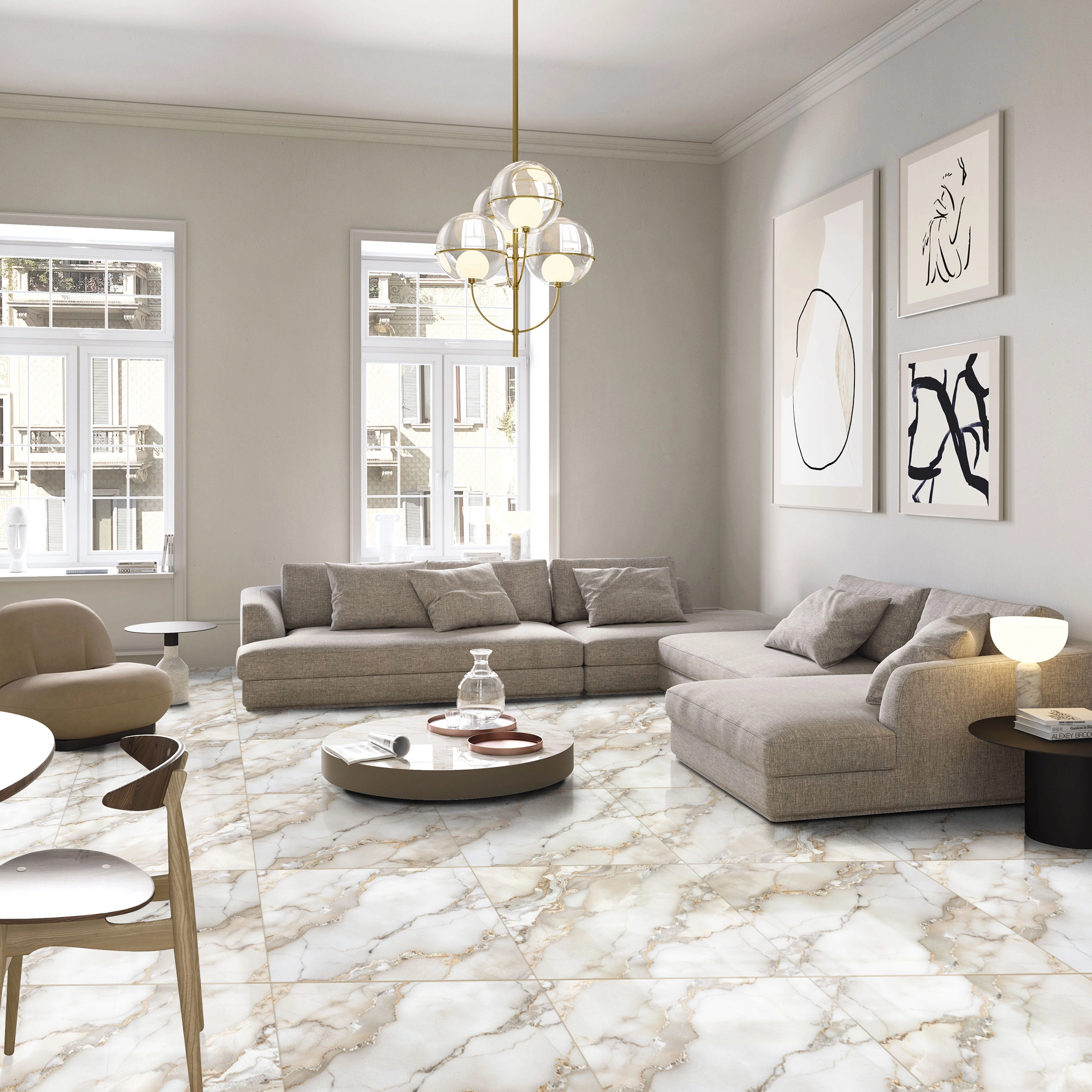 Sala luminosa con ventanas grandes, sofás color hueso y un piso de cerámica mármol Valenza