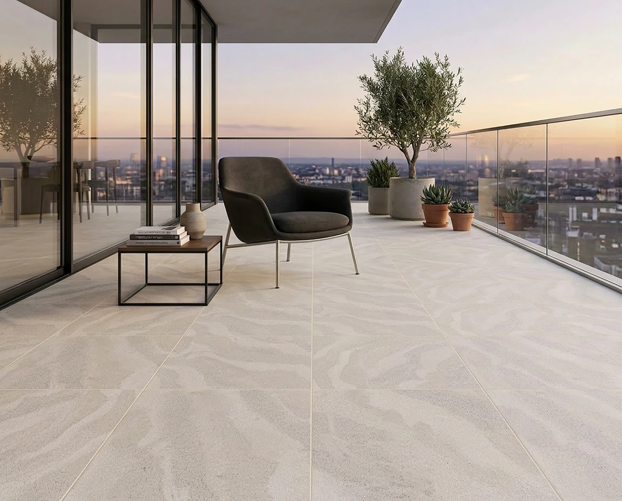 Terrzaza con vista a la ciudad adornada con una planta de exterior y piso Cerámica Piedra Aureon con efecto arena